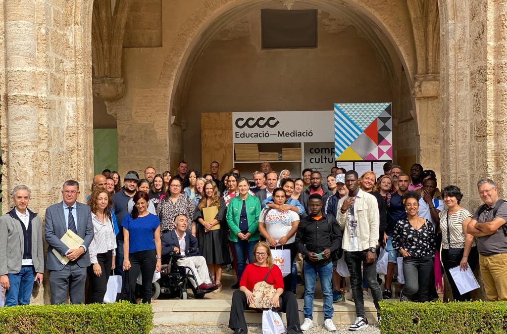 70 personas de una quincena de entidades de la EAPN CV abordan la agenda por la inclusión social con grupos parlamentarios de Les Corts Valencianes